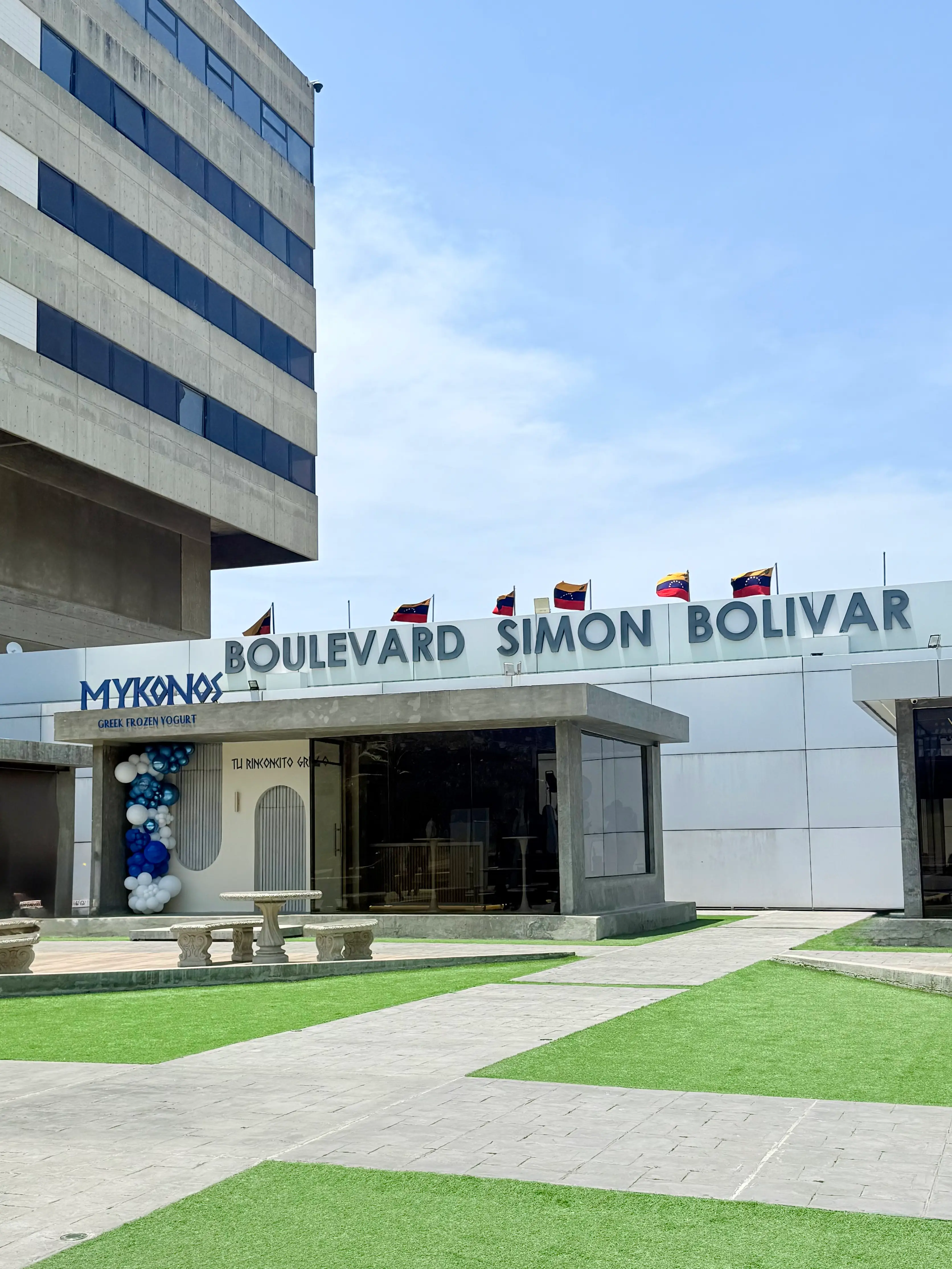 Sucursal Mykonos Greek Aeropuerto Internacional de Maiquetía Simón Bolívar - Avenida Intercomunal del Aeropuerto Internacional Simón Bolívar de Maiquetía, parroquia Urimare, estado La Guaira